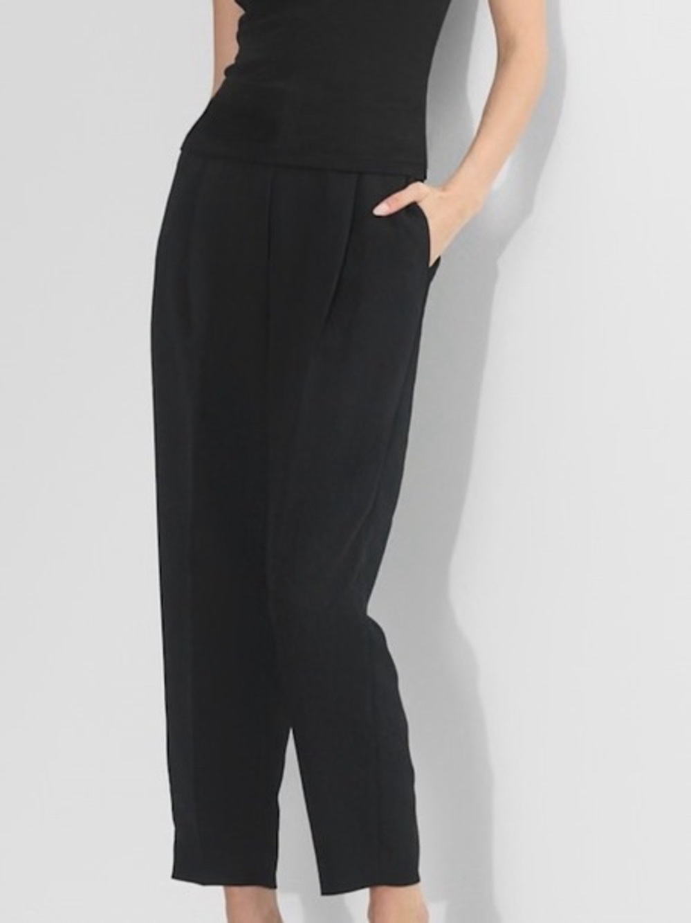 Wilfred Aritzia Clover Carrot Pants Size 6 Black Pleated Front Tapered Trousers